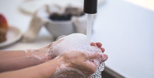 Wie Sie saubere und trockene Hände bekommen