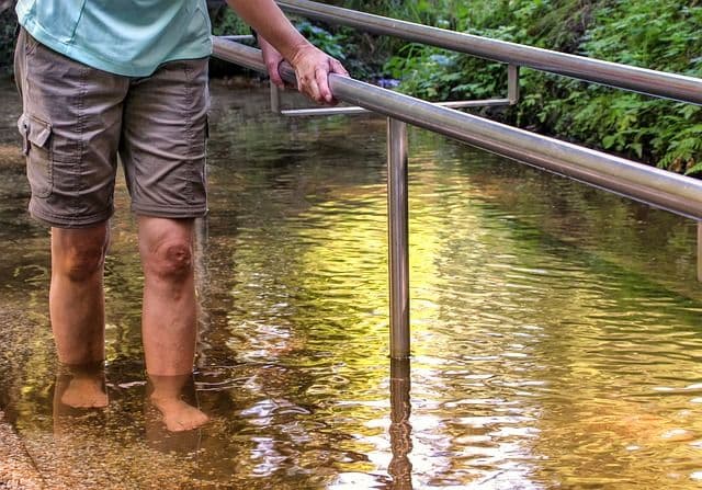 Kaltes, klares Wasser. Kneipp-Anwendungen für zu Hause