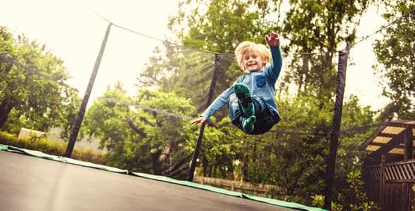 Trampolin springen: Hüpfvergnügen für Kinder nicht ohne Risiko