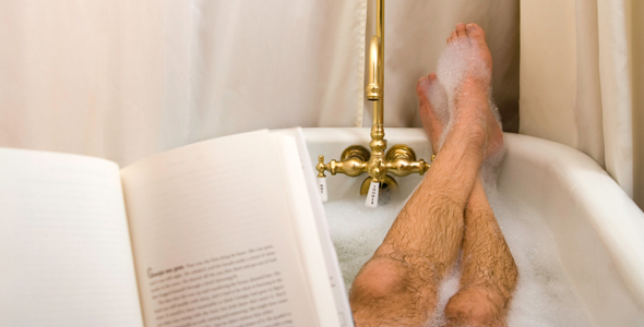 Entspannen und Lesen in der Badewanne